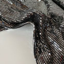 Пайетки серебро на черном масле 6