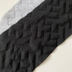 Плащевка на синтепоне прошитая черные зигзаги
